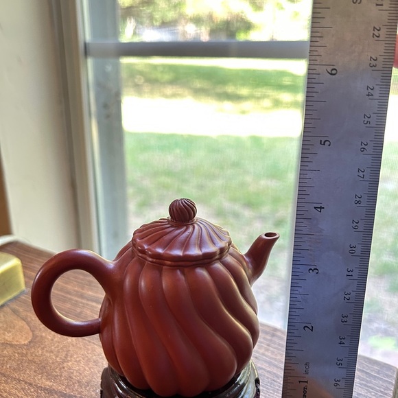 Vintage Yixing China zisha clay teapot. Stamped by artist. Comes with wood stand - Picture 5 of 11